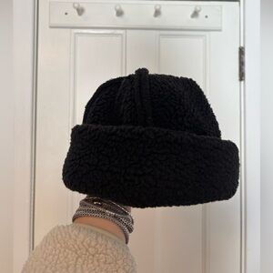 LLOYD Black Sherpa Toque